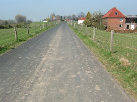 Wesel-Bislich : Am Damm, ( Straße auf dem Rheindeich ), mit Blick Richtung Ortsteil Bislich ( von Süden kommend )